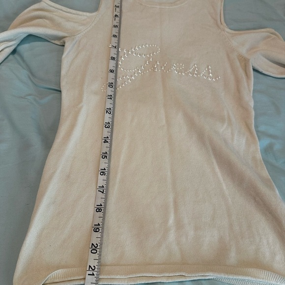 Guess Women’s XS Cold Shoulder. White Faux Pearl Logo Long-Sleeve Top. - Picture 4 of 9
